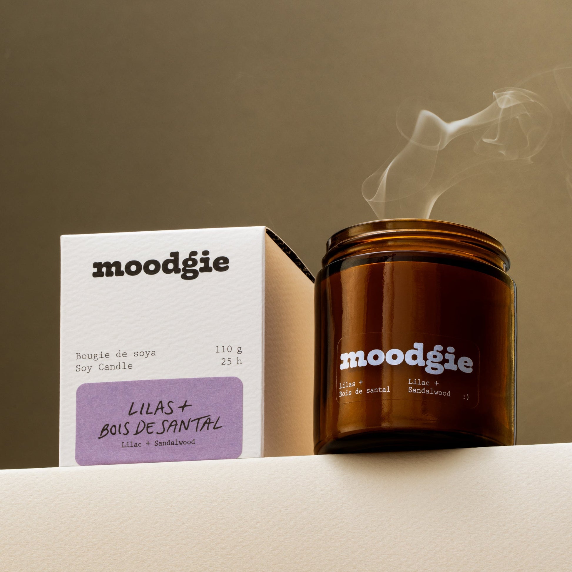 Bougie de soya naturelle de 110 g au parfum floral et boisé de lilas et bois de santal, coulée à la main au Québec.