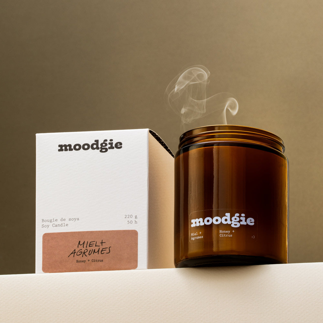 Bougie artisanale de 220 g en cire de soya, parfumée au miel et aux agrumes, fabriquée au Québec par Moodgie.